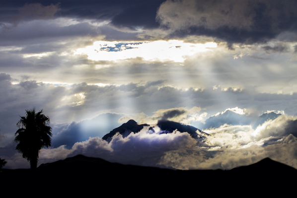 mountain-rain-crepuscular-rays